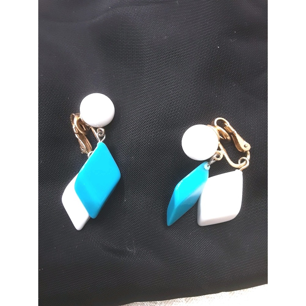 Trifari Earrings Blue White Gold Tone Clip On Very Lightweight Diamond Shape